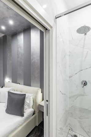 Rom – superior | Dundyner, minibar, safe på rommet og individuelt innredet