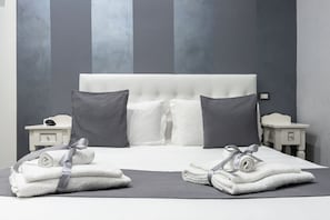 Down duvets, minibar, in-room safe, individually furnished - Palace Napoli (Naples)
