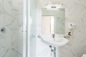 Suite monolocale | Bagno | Doccia, soffione a pioggia, set di cortesia gratuito, asciugacapelli