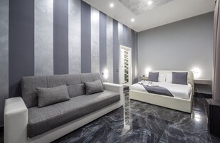 Chambre Quadruple Classique | Couette en duvet d'oie, minibar, coffres-forts dans les chambres