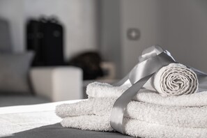 Douche, douche à « effet pluie », articles de toilette gratuits