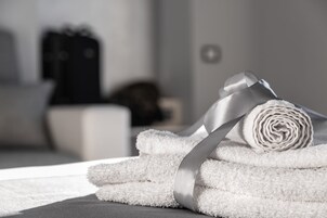 Douche, douche à « effet pluie », articles de toilette gratuits