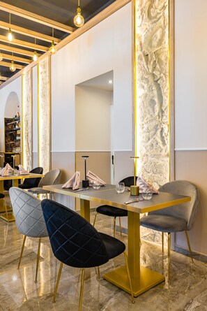 Middag serveres, italienske retter