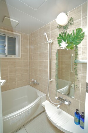 Apartamento superior, vista para o oceano | Banheiro | Banheira e chuveiro separados, produtos de toalete grátis