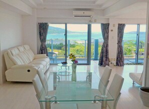 Superior Apartment, Ocean View | In-room dining