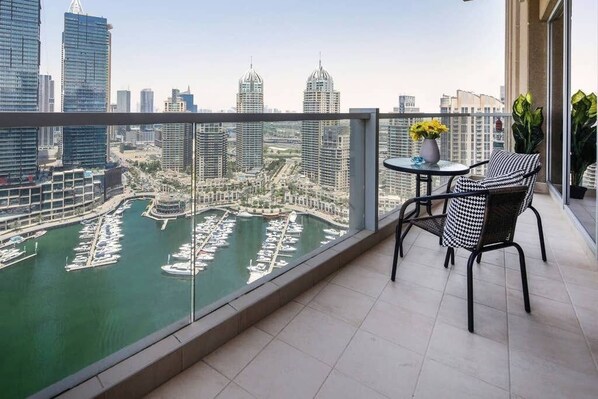 Signature Apartment, 3 Bedrooms | Balcony - Frank Porter Marina Tower (Dubai)