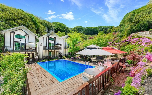 Piscine extérieure en saison