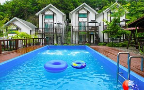 Piscine extérieure en saison