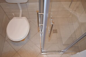 Apartment, 2 Bedrooms A1 | Salle de bain | Douche, séchoir à cheveux, serviettes fournies, savon