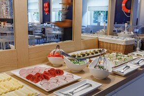 Daily continental breakfast for a fee - Aqua House (Sopot)