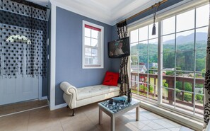 Dew Morning (Waterslide/Spa) | Zona de estar | Una televisión de pantalla plana