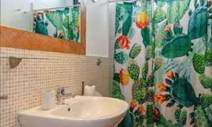 Quarto triplo | Banheiro | Chuveiro, chuveiro com efeito de chuva, roupões de banho, bidê