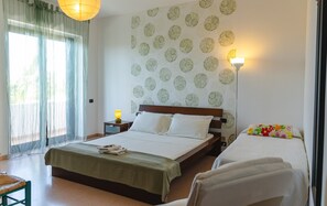 Quarto triplo | Individualmente decorados, escrivaninha