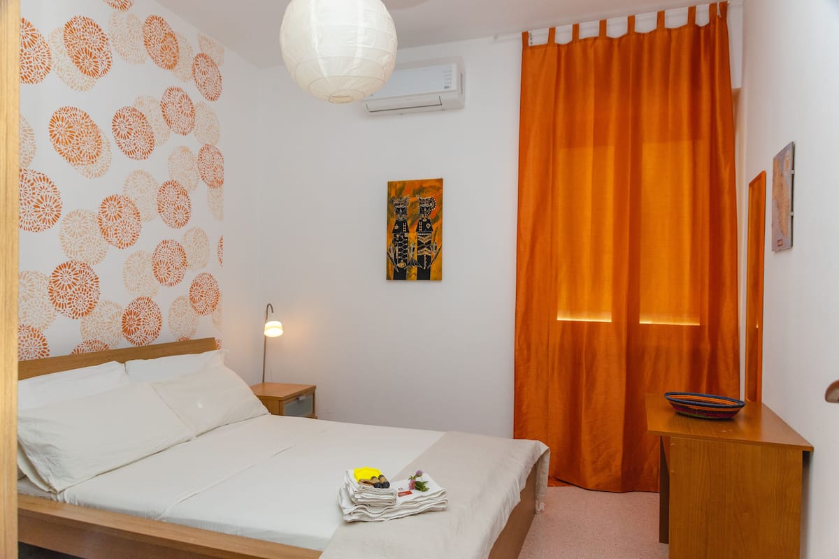 Quarto casal básico | Individualmente decorados, escrivaninha