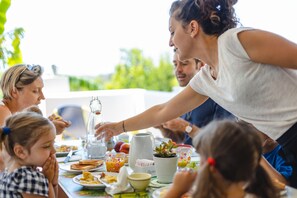 A dining table with food and drinks, surrounded by people. - Casa di Marco (Sannicola)