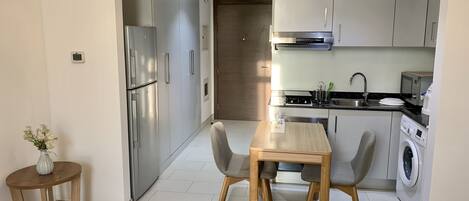 Réfrigérateur, micro-ondes, four, plaque de cuisson