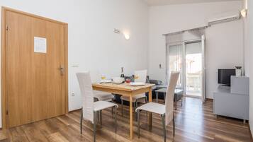 Apartment, 1 Bedroom (A1) | Dining room