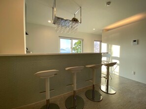 Design-Villa | Essbereich im Zimmer