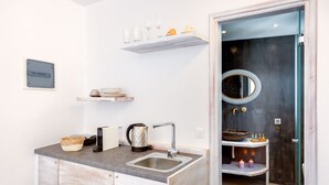 Studio, Sea View | Coffee and/or coffee maker - Oia Angle Cavehouse (Santorini)