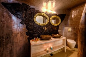 Shower, designer toiletries, hair dryer, towels - Oia Angle Cavehouse (Santorini)