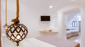 Quadruple Room, 1 Bedroom, Sea View | Premium bedding, iron/ironing board, cribs (free), WiFi (free) - Oia Angle Cavehouse (Santorini)