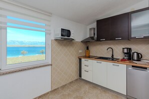 Apartment, Meerblick (A3) | Eigene Küche | Großer Kühlschrank, Mikrowelle, Herdplatte, Wasserkocher