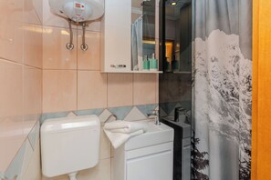 Shower, hair dryer, towels, soap - Apartments Tukara (Vir)