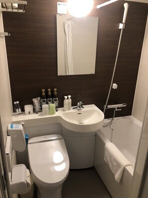 Habitació doble (Small) | Bany | Combinació de dutxa i banyera i banyera profunda 