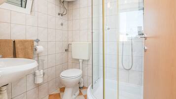 Studio (A2) | Kylpyhuone | Suihku, hiustenkuivaaja, pyyhkeet, saippua