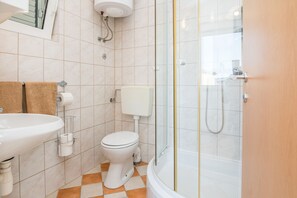 Studio (A2) | Bathroom