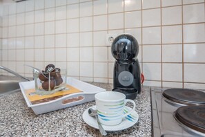 Studio (A1) | Eigene Küche | Kühlschrank, Mikrowelle, Herdplatte, Wasserkocher mit Kaffee-/Teezubehör