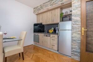 Apartment A1 | Bếp riêng | Tủ lạnh, lò vi sóng, lò nướng, bếp nấu 