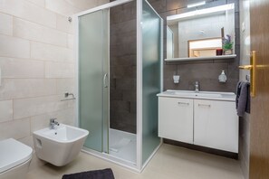 Apartment A1 | Salle de bain | Séchoir à cheveux, serviettes fournies