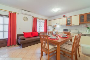 Apartment, 1 Bedroom A1 | Wohnbereich | Flachbildfernseher