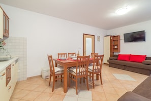 Apartment, 1 Bedroom A1 | In-room dining