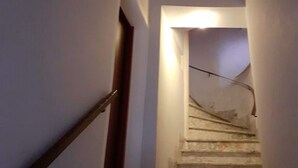 Un escalier avec une rampe en bois menant à un palier.