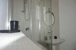 Douche, articles de toilette gratuits, bidet, serviettes fournies