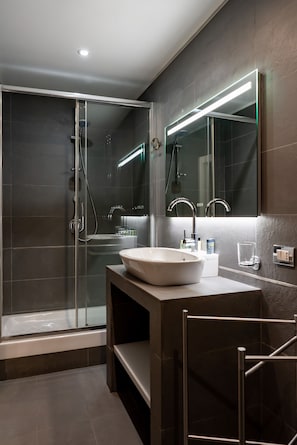 Deluxe Room, 1 Bedroom | Bathroom | Shower, rainfall showerhead, free toiletries, hair dryer - EBL Luxury Home (Rome)