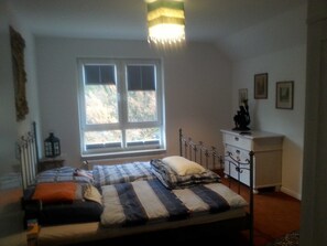 2 chambres, bureau, lit parapluie, draps fournis