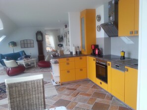 Jääkaappi, uuni, astianpesukone, syöttötuoli