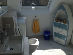 SĂšche-cheveux, serviettes fournies, papier toilette