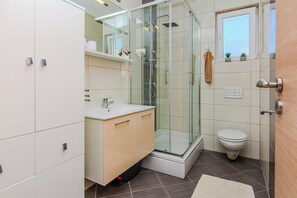 Apartment, Sea View A1 | Bathroom | Shower, hair dryer, towels - Apartment Andreja (Vir)