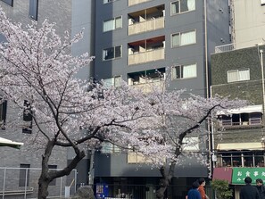 A multi-story building with balconies and windows. - HOTEL ffosaka.com (Osaka)