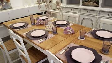 Electric kettle, toaster, cookware/dishes/utensils