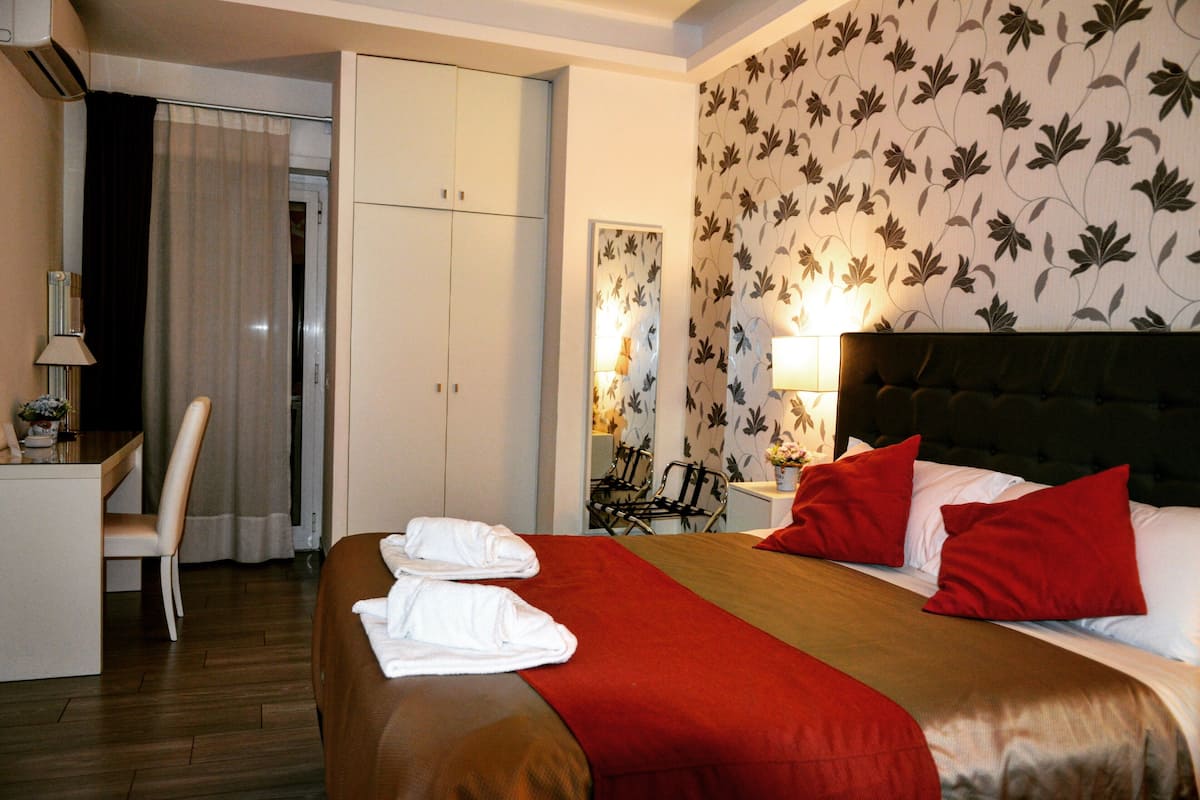 Deluxe Double or Twin Room | In-room safe, desk, soundproofing, iron/ironing board
