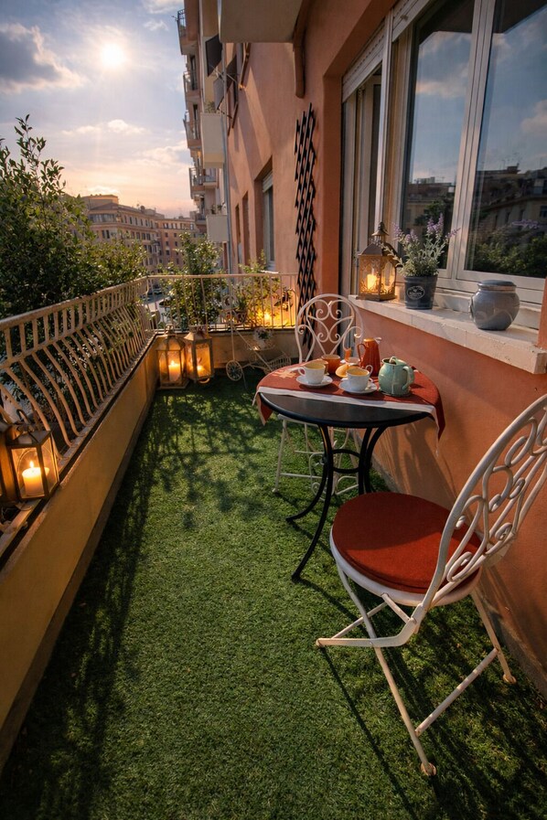 Habitación superior con 1 cama matrimonial o 2 individuales | Vista del balcón