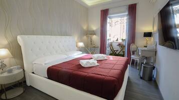 Deluxe dubbelrum - balkong | Sängtillbehör av högsta kvalitet och värdeförvaringsskåp på rummet