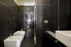 Deluxe Double Room | Bathroom | Bathtub, free toiletries, hair dryer, bathrobes - RomAntic Dreams Guest House (Rome)