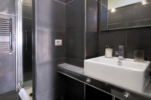 Deluxe Double or Twin Room, Non Smoking, City View | Bathroom | Bathtub, free toiletries, hair dryer, bathrobes - RomAntic Dreams Guest House (Rome)