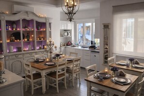 Coffee/tea maker, electric kettle, toaster, cookware/dishes/utensils - RomAntic Dreams Guest House (Rome)